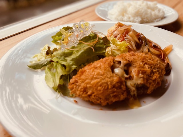 木曜日のランチは、チーズ入りミンチカツと魚のあんかけ